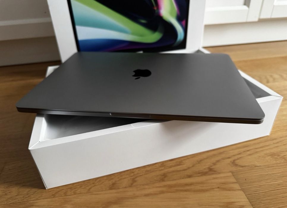 Macbook Pro M1 la cutie, impecabil