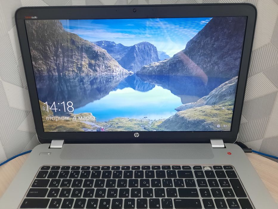 Ноутбук отлично подходящий для работы, зарядка и клавиатура в придачу.