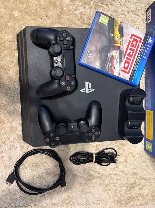 PlayStation 4 PRO 1TB, два контролера + подарък игра