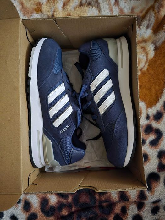 Маратонки адидас