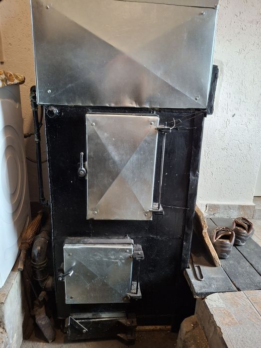 Vând cazan  pe lemne în stare foarte buna