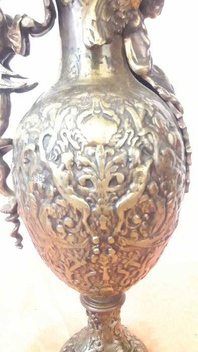 Carafa medievala din bronz masiv