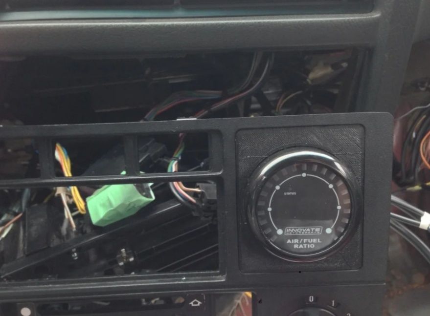 Стойки за уреди за автомобили.