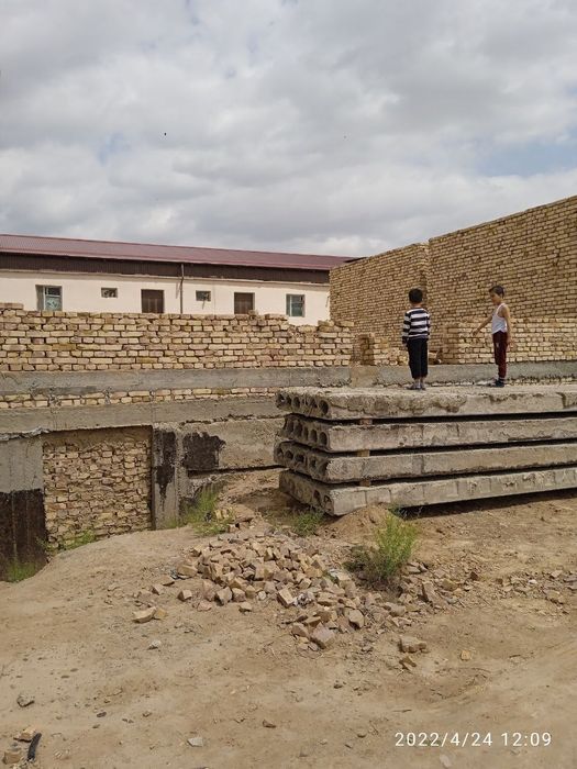 Продается недостроенный участок