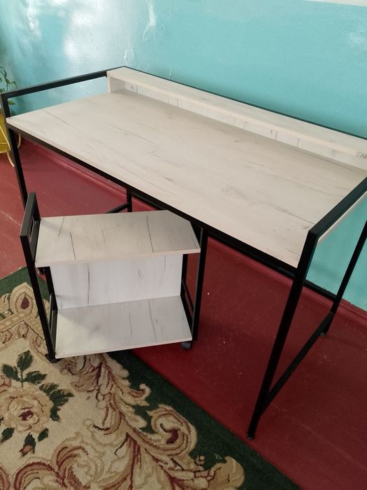 Стол офисный с подставкой