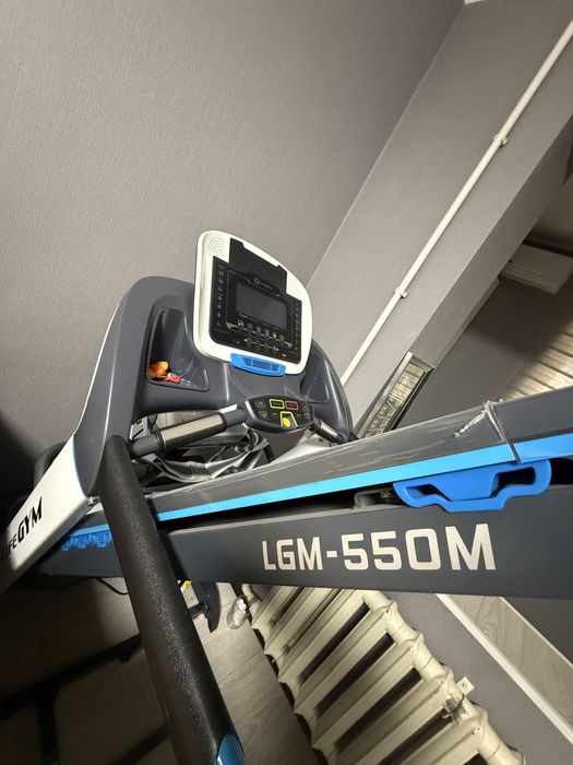Продам. Беговая дорожка Life Gym 550