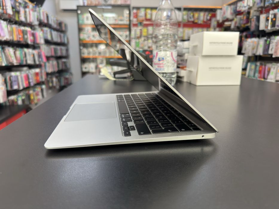 Macbook M1- изключително запазен