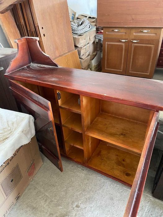 Стелажи за стена  и обзавеждане за бар