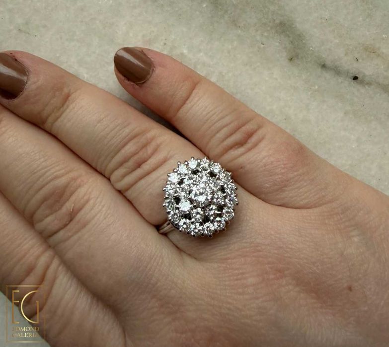 Inel din aur alb, decorat cu diamante