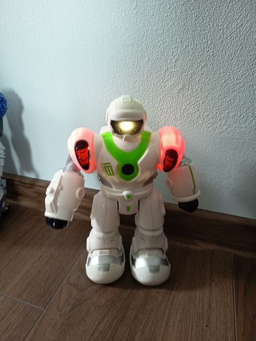 Roboti interactivi cu sunete și lumini