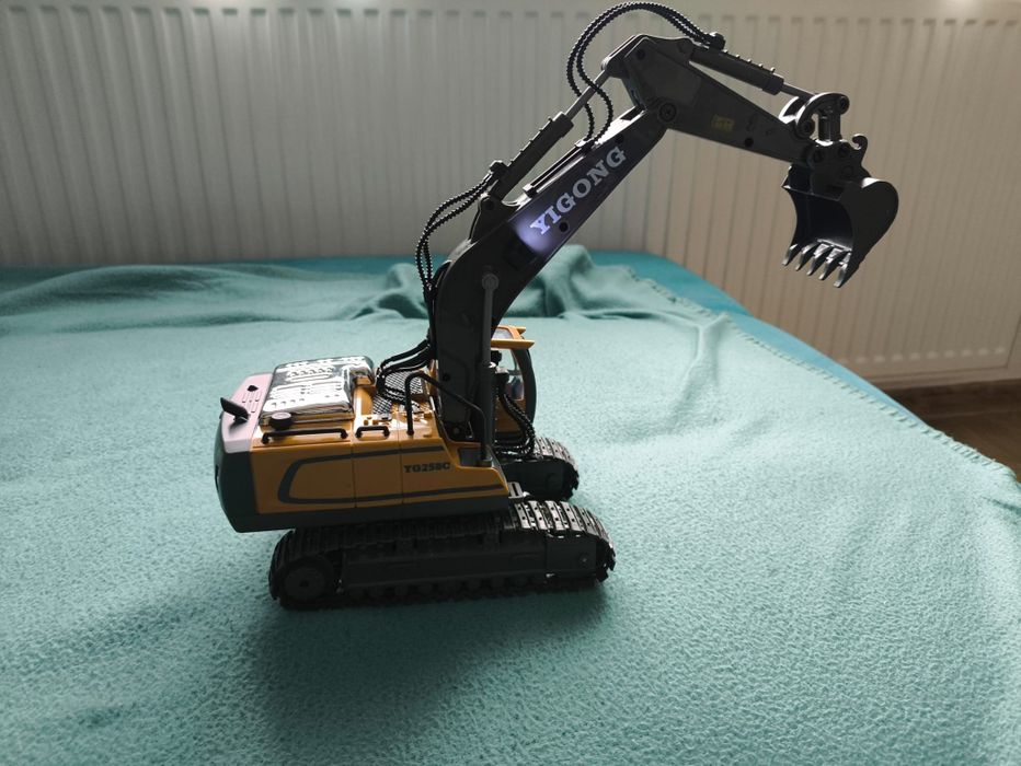 Excavator cu telecomanda