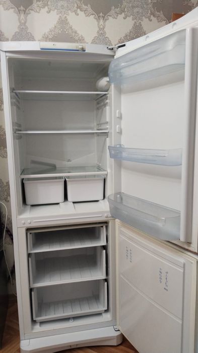 Продам холодильник большой INDESIT