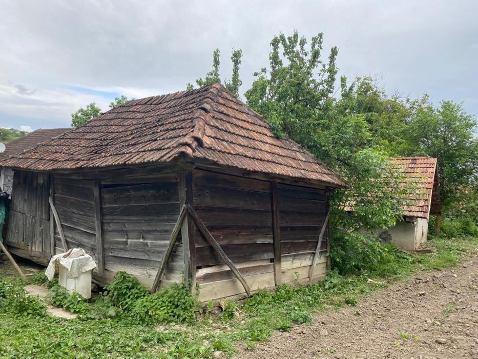 Vand cladire cu vechime de 100 ani