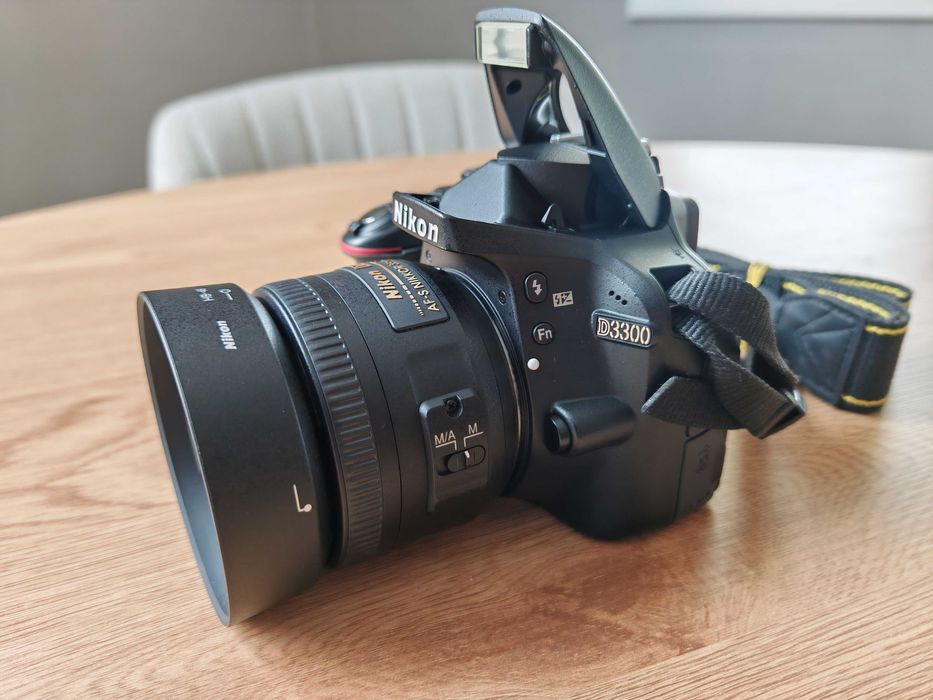 Nikon D3300 DSLR + Nikon 35mm