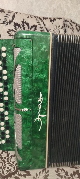 Баян Эра 74 в отличном состояний