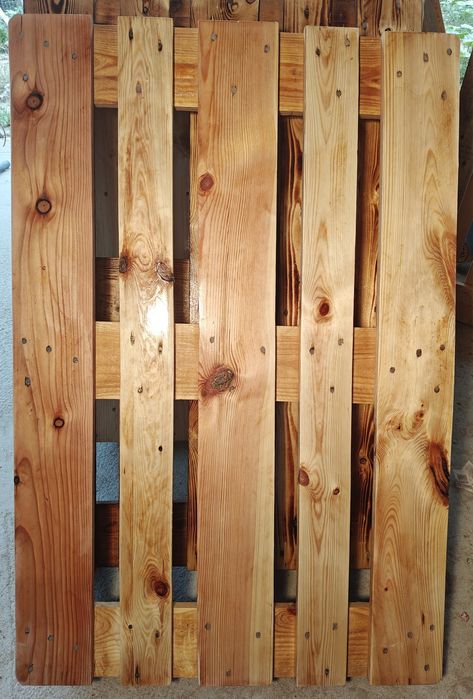 Paleți șlefuiți și lăcuiți pentru terase