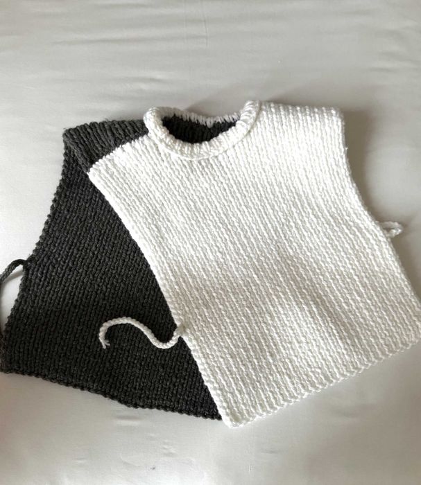Vesta tricotata in doua culori