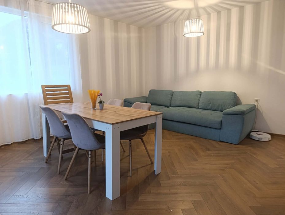 Къща с парцел 1800кв.м