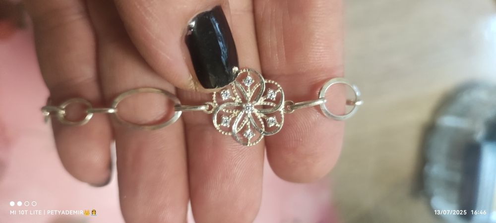 Сребърна гривна цвете с камъчета