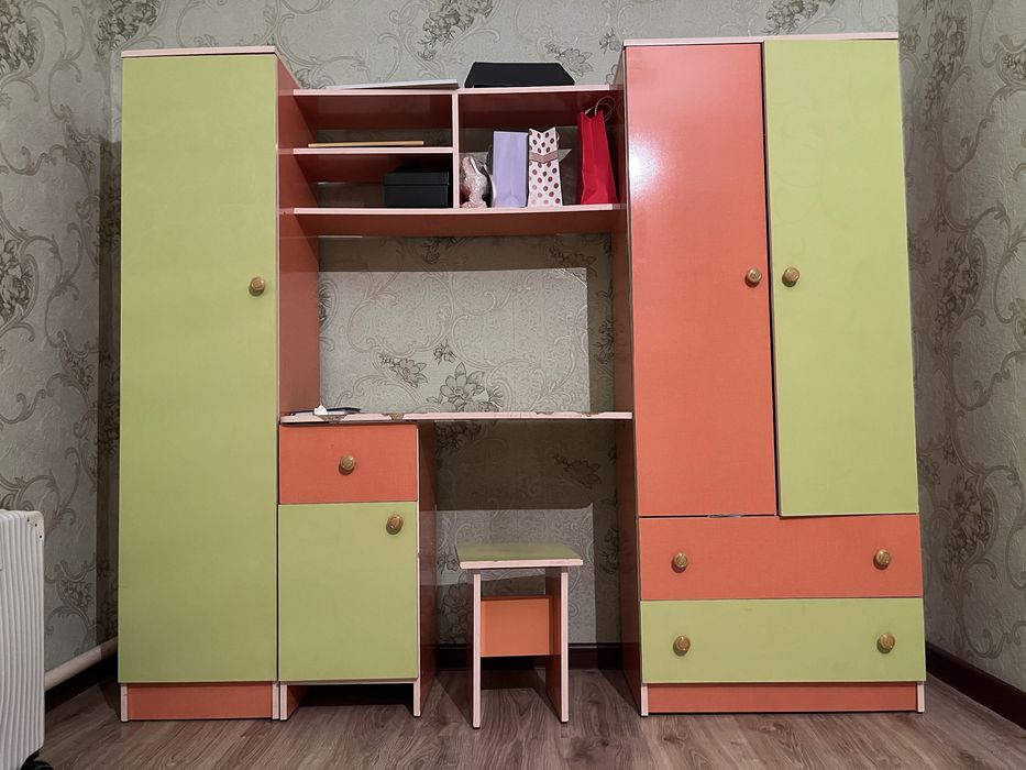 Шкаф и кровать для детской комнаты