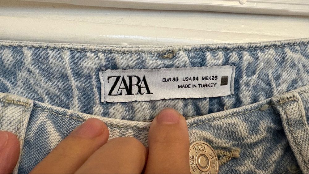 Дънки Zara светло синьо с цепки р-р 38