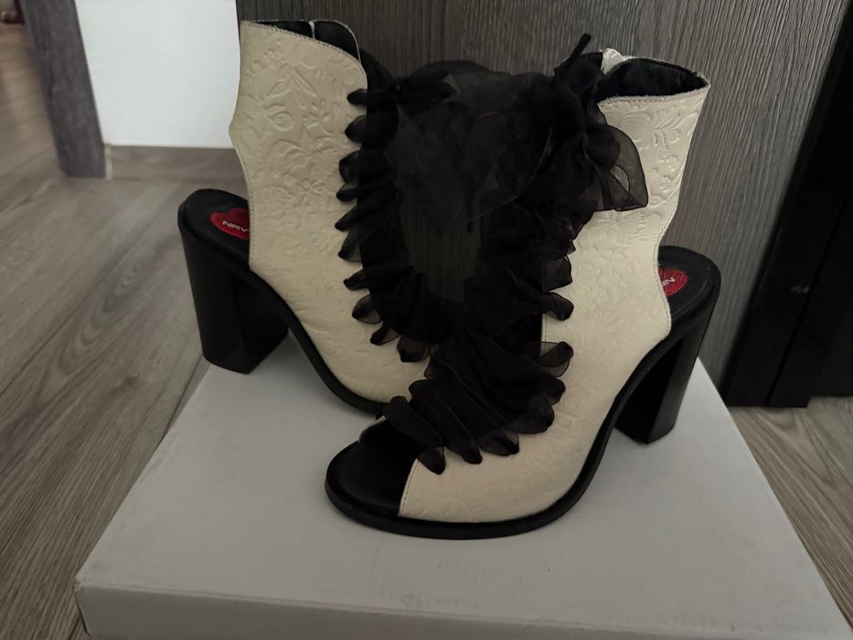 Обувки на висок ток