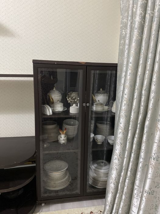 Сервант для гостиной в черном цвете.