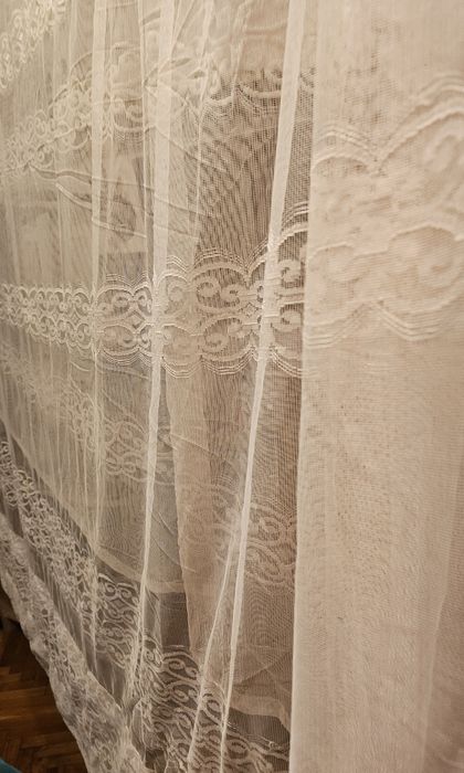 Черно тънко перде с ламена украса и тънко втора употреба бяло