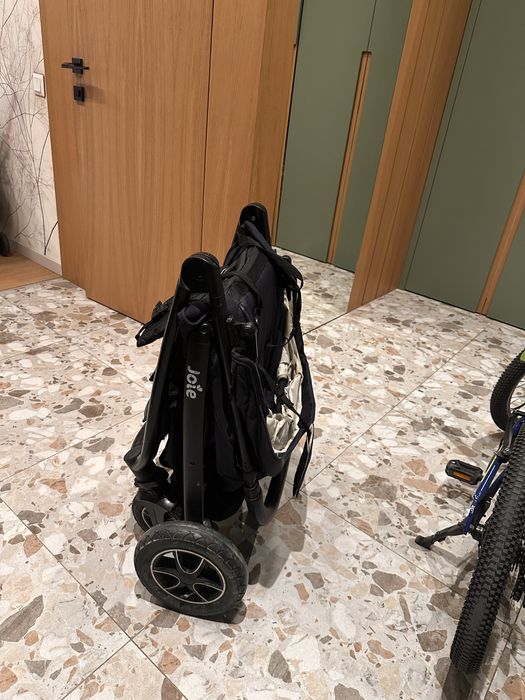 Коляска темной синий цвет Joie