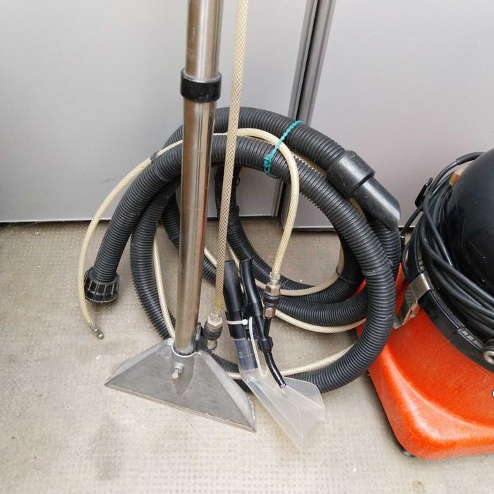 НАЙ ДОБРАТА ОФЕРТА Перяща прахосмукачка екстрактор Numatic Charly