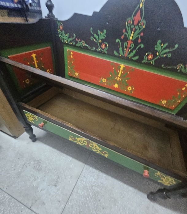 Bancheta din lemn, veche, pictata manual.
