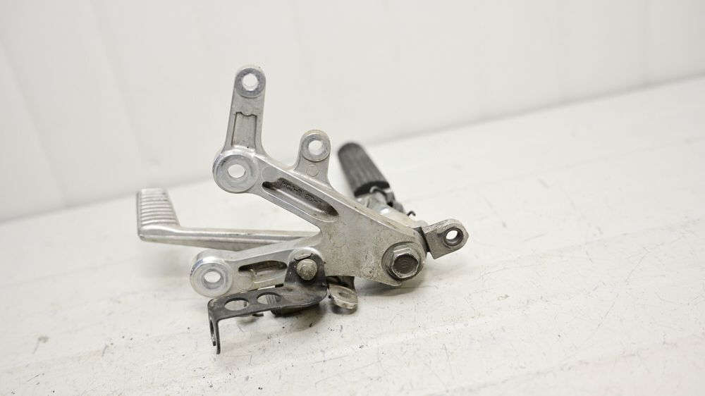 Suport Scarita Fata Dreapta Cu Pedala Frana Spate Honda CBR 929 2000