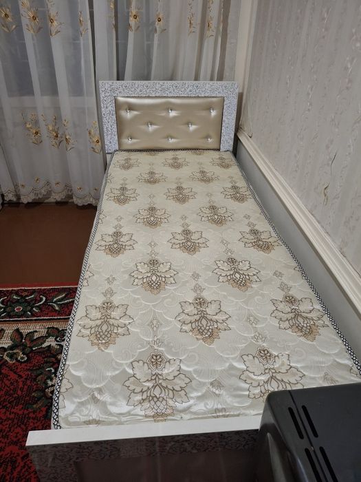 Одна спальня кровать в  хорошем состоянии  матрас как новый .