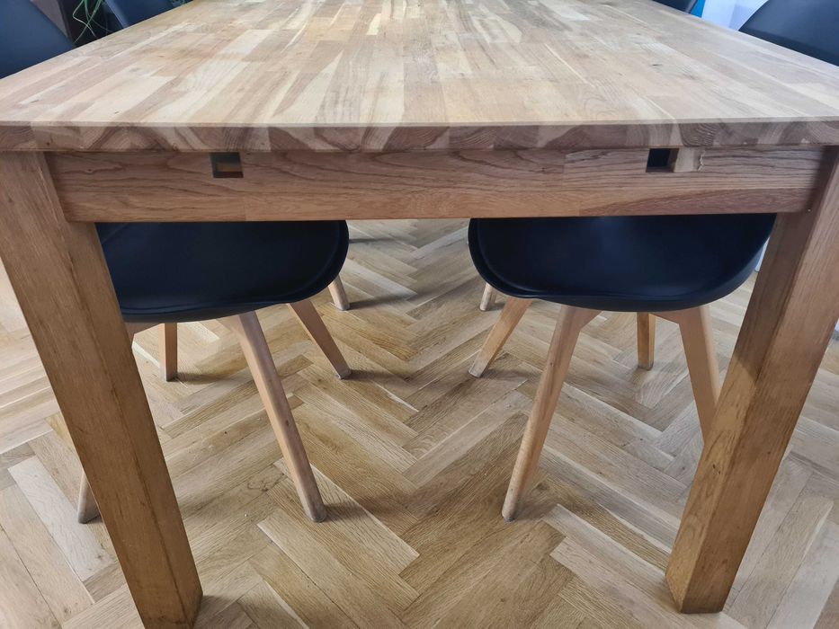 Масивна маса с 4 стола