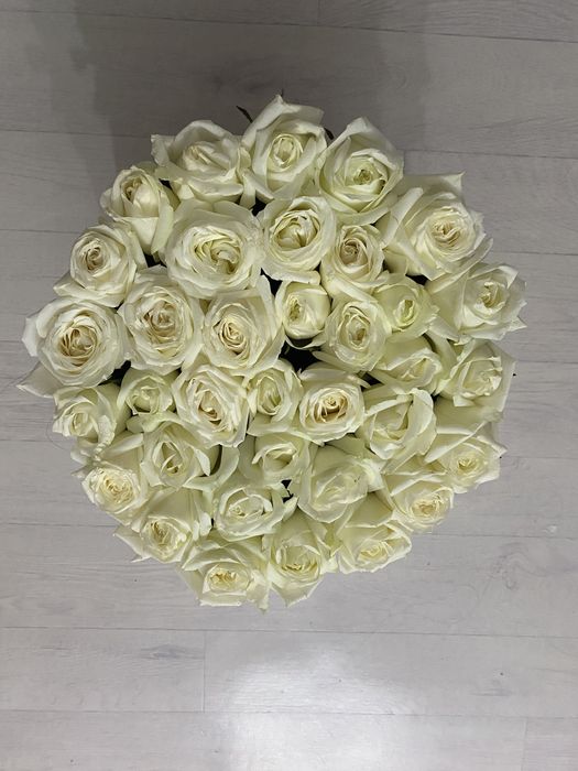 Красивые белые розы 35 шт