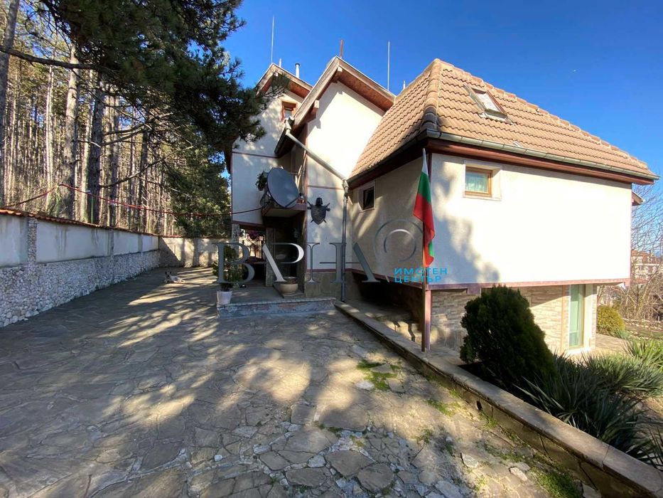 Обзаведена триетажна къща във Виница