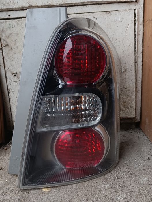 Продавам десен стоп за Тойота Корола версо