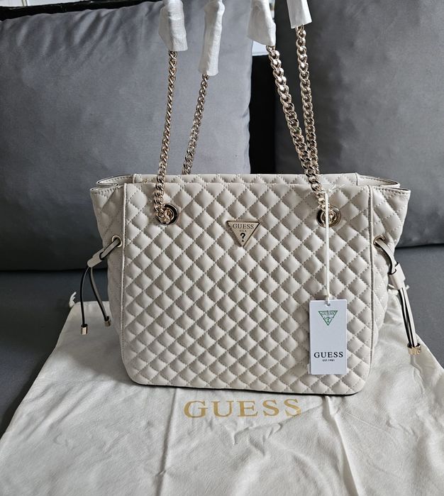 Geanta GUESS ECO Rianee Stone, Noua
Este noua, nefolosita, cu ambalaje