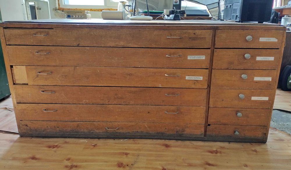 Стар дървен шкаф за съхранение на документация