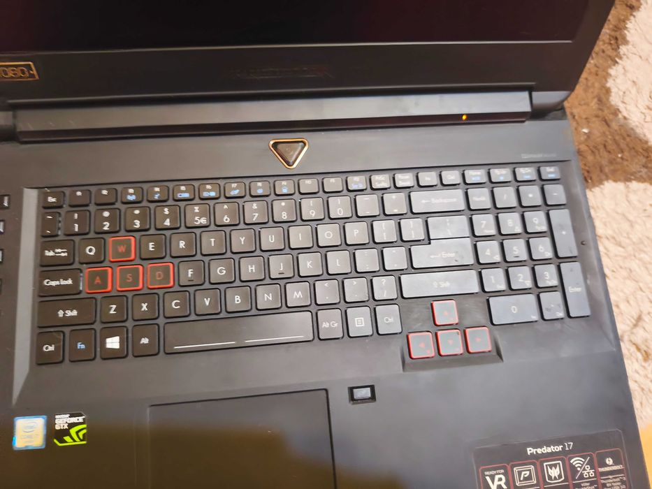 Vand laptop Acer  Predator G5-793 defect