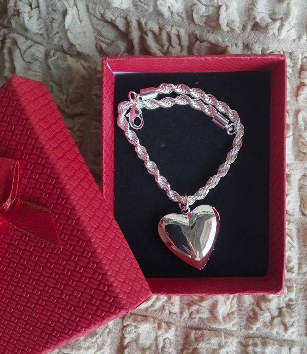 Нова, сребърна гривна с масивно сърце. В подаръчна кутия