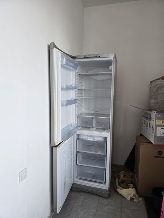 Продам холодильник Indesit