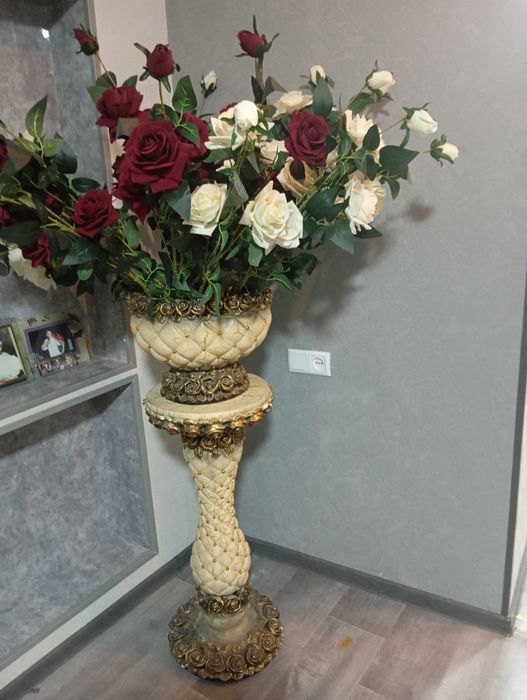 Розы искусственные вместе с вазами и подставкой 2 шт