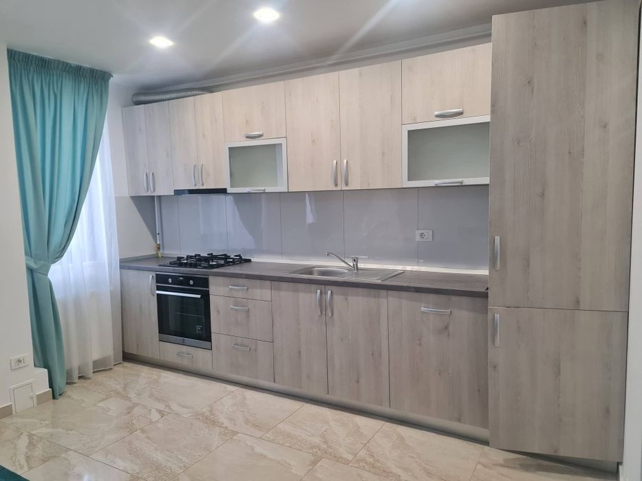 Închiriez apartament cu trei camere în bloc nou mobilat si utilat