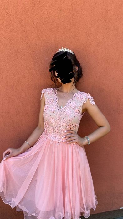 Рокля с дантела и камъни