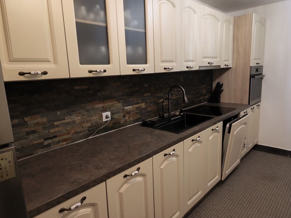 Bucătărie 3.6 m second hand ! Stare foarte bună ! Fronturi MDF vopsit crem ,laterale pal Sonoma