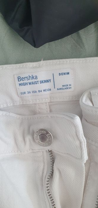 Продавам различни модели дънки и два чифта на Bershka