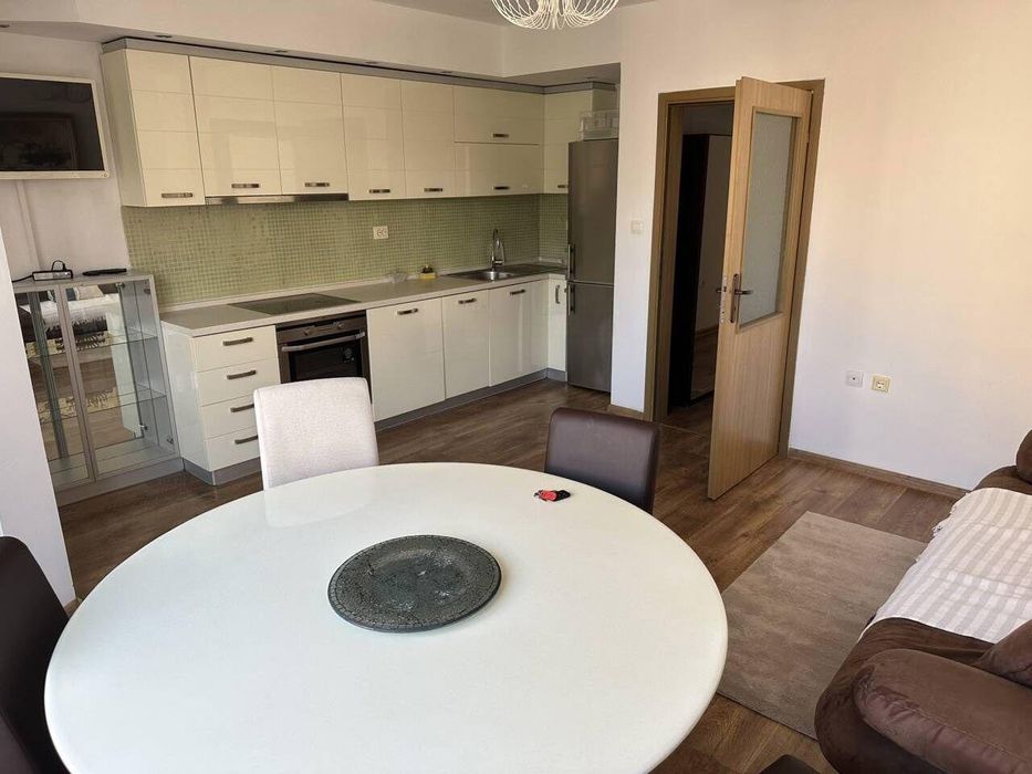 Тристаен, под наем, Център