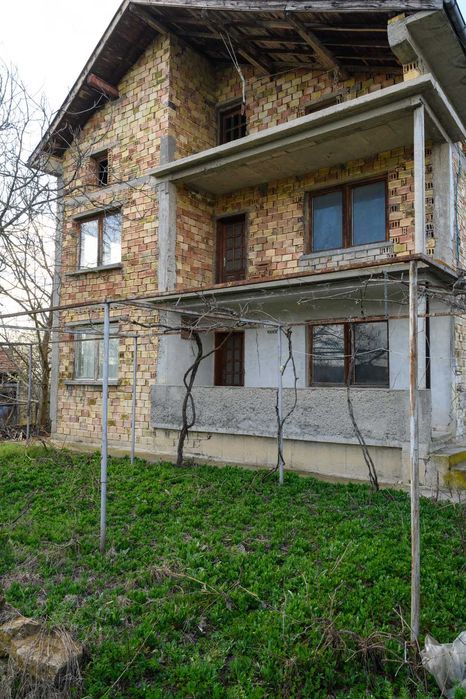 Голям двор с масивна къща за довършване, с. Илия Блъсково – 10 км от Шумен