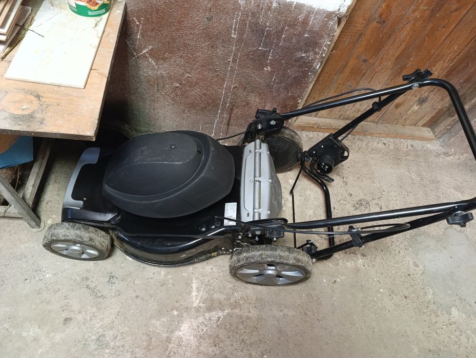 Електрическа косачка с крива ос на мотора